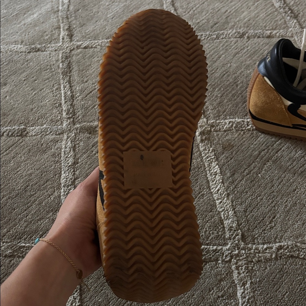 Stylish women's Sneakers in Cream and Tan